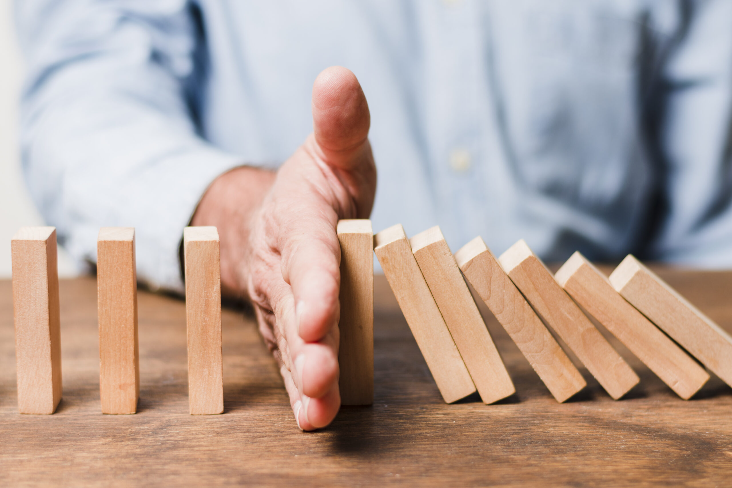 homme-affaires-utilisation-morceaux-bois